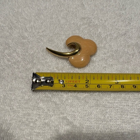 Vintage Monet Modernist Brooch Sculptural Gold Tone & Enamel - Picture 9 of 9